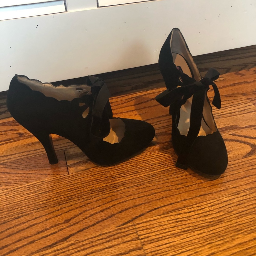 Scalloped black heels